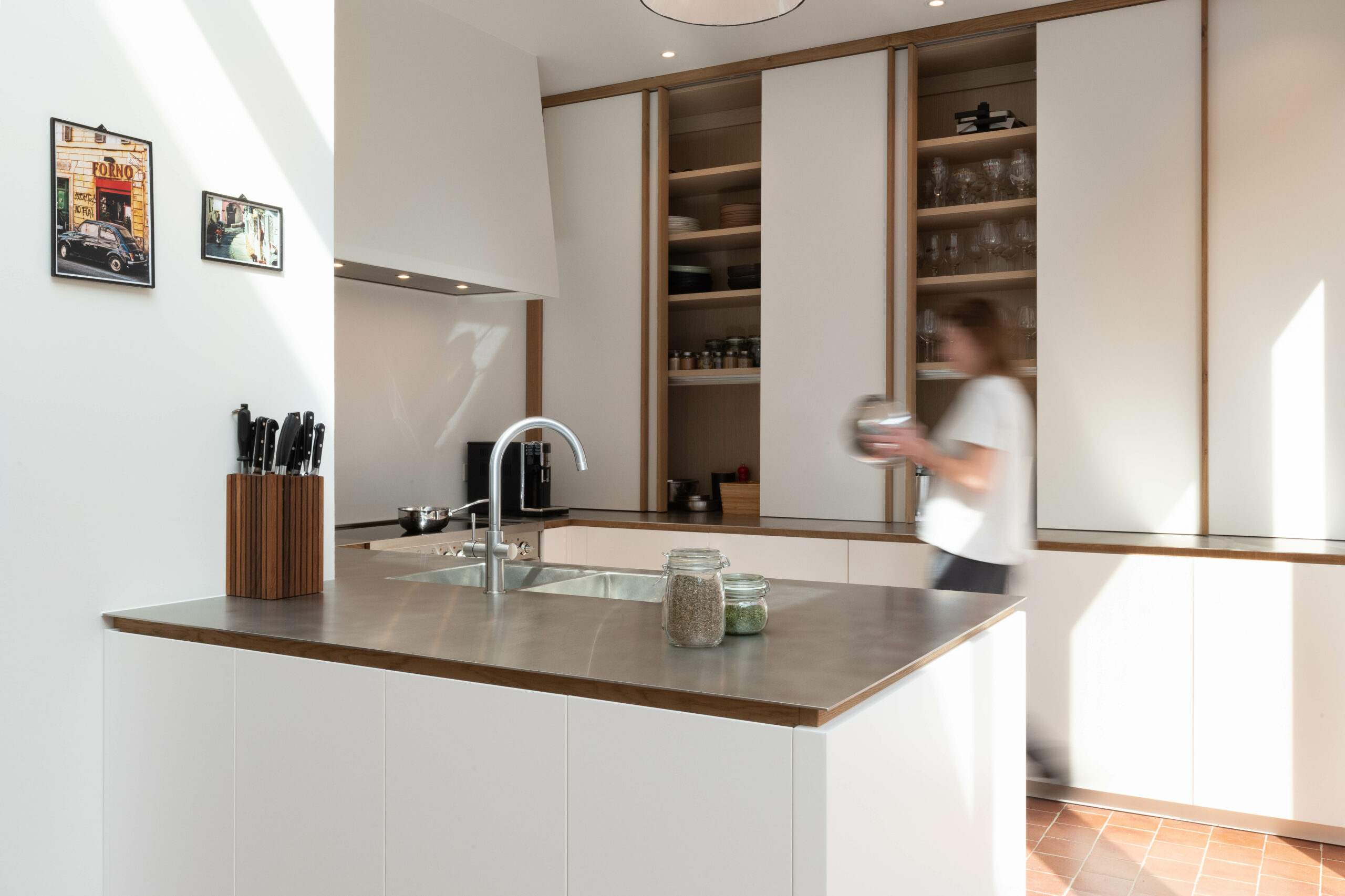 Moderne, witte keuken met houten afwerking 5