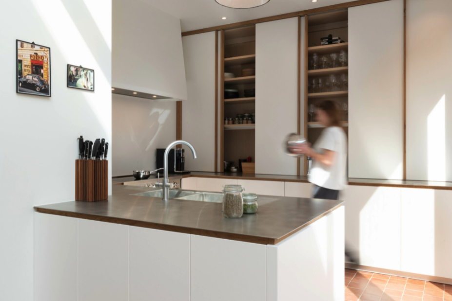 Moderne witte keuken in eik