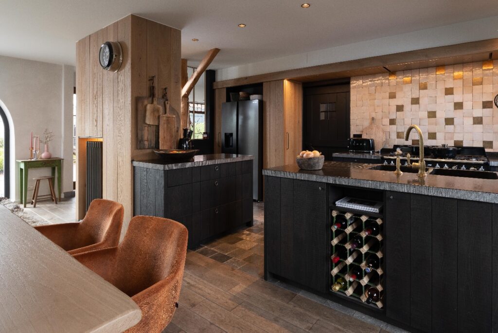Cuisine rustique en chêne noir avec casier à vin intégré