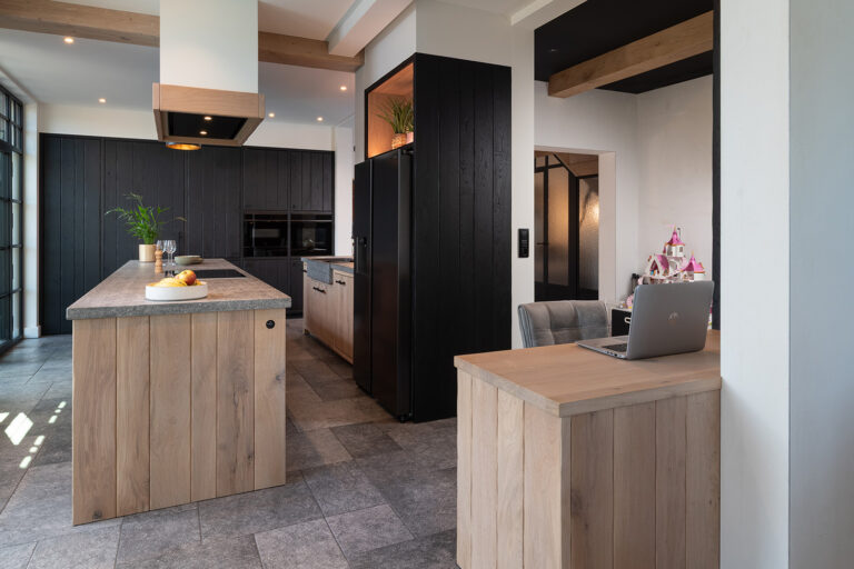 Cuisine moderne avec placards en chêne noir