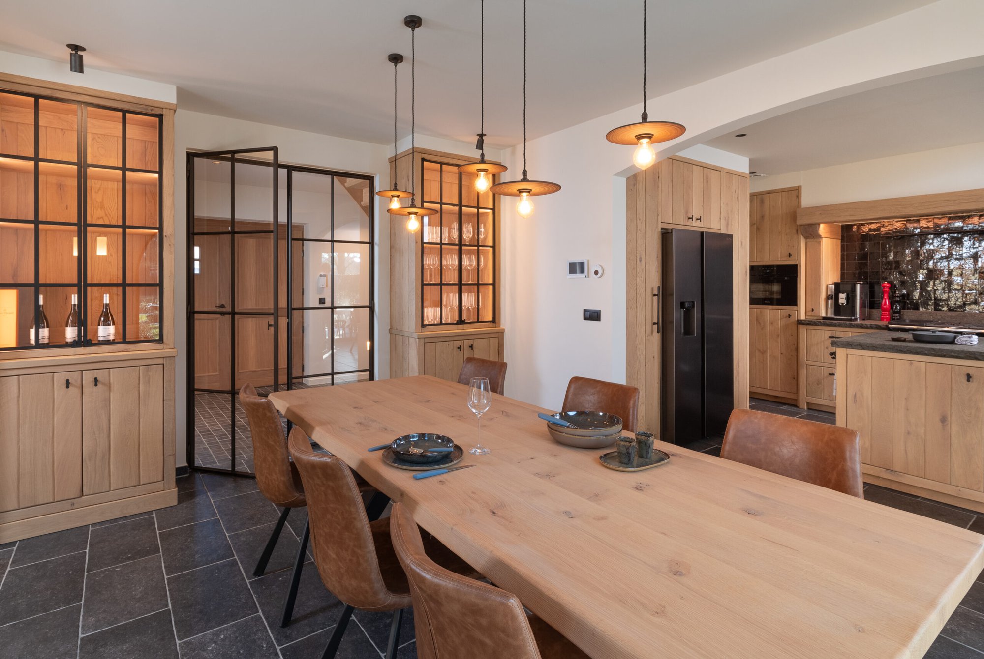 Eiken eettafel: een tijdloze investering in warmte en duurzaamheid cover